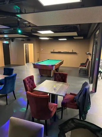  En hyggelig og koselig sportsbar som
                                            har alt du trenger. Lokalet ligger i
                                            0. etasje, noe som garanterer deg et
                                            komfortabelt miljø for å se på
                                            sendinger uten solblending og støy.